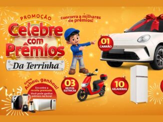 Banner amarelo da Promoção Celebre com Prêmios da Terrinha com personagem de boné azul apontando para um carro branco com laço vermelho, uma moto elétrica vermelha, uma geladeira branca, um fogão preto e eletrodomésticos do game Achou, ganhou.