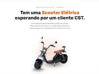 Banner da promoção Conexão Premiada CST com uma scooter elétrica preta de banco marrom sobre fundo branco.