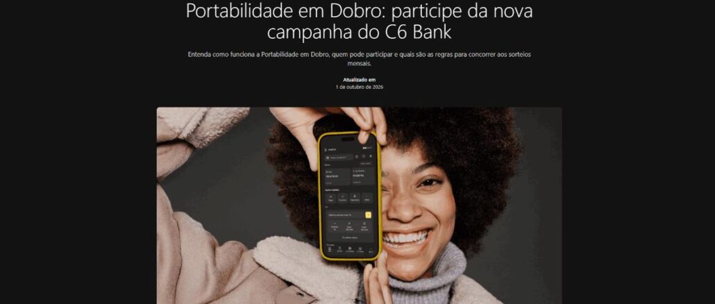 Portabilidade em Dobro C6 Bank Mulher sorridente de cabelo black power segura um celular com o aplicativo do C6 Bank aberto, sob o título Portabilidade em Dobro: participe da nova campanha do C6 Bank.