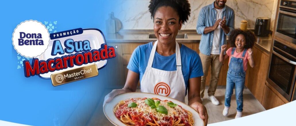 Promoção Dona Benta, a sua macarronada Masterchef Mulher sorridente com avental do MasterChef Brasil segura um prato de macarronada com molho de tomate, queijo ralado e manjericão, ao lado do logotipo da Promoção A Sua Macarronada Dona Benta, com um homem e uma menina comemorando ao fundo em uma cozinha moderna.