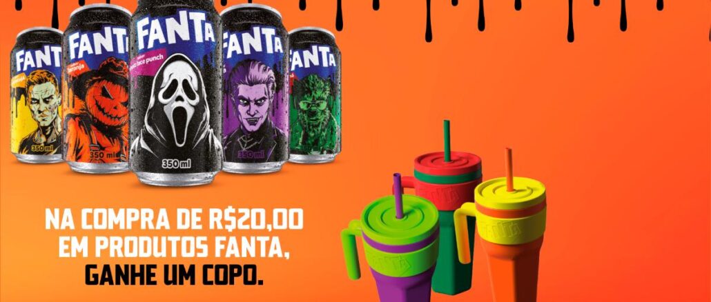 Promoção Fanta Halloween 2026 Cinco latas de Fanta de 350 ml com personagens de terror ao lado de três copos coloridos com alça e canudo, sobre fundo laranja, com o texto: na compra de R$20,00 em produtos Fanta, ganhe um copo.