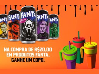Cinco latas de Fanta de 350 ml com personagens de terror ao lado de três copos coloridos com alça e canudo, sobre fundo laranja, com o texto: na compra de R$20,00 em produtos Fanta, ganhe um copo.