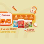 Banner da promoção Guarani Me Leva com balão de fala laranja, pacotes de açúcar Guarani Cristal, Refinado, Demerara e Orgânico, ícones de guitarra, microfone, fone de ouvido e pandeiro, e a frase Escolha seu show! A Guarani te leva!