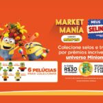 Banner laranja da promoção Market Mania Minions do programa Meus Selinhos da Andorinha Supermercados, com dois Minions cercados de frutas, seis pelúcias de Minions vestidos de frutas e legumes e a mecânica de 2 cards e 1 selo a cada R$30 em compras.