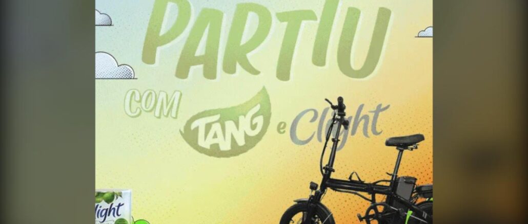 Promoção Partiu com Tang e Clight Arte da Promoção Partiu com Tang e Clight com bicicleta elétrica preta dobrável sobre gramado verde e embalagem de Clight sabor limonada em fundo colorido com nuvens.