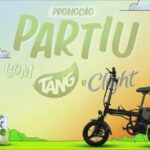 Arte da Promoção Partiu com Tang e Clight com bicicleta elétrica preta dobrável sobre gramado verde e embalagem de Clight sabor limonada em fundo colorido com nuvens.