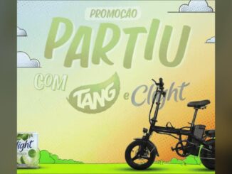 Arte da Promoção Partiu com Tang e Clight com bicicleta elétrica preta dobrável sobre gramado verde e embalagem de Clight sabor limonada em fundo colorido com nuvens.