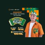 Banner da Promoção Show do Botijão, da Copagaz e Liquigás, com rapaz sorridente de camisa laranja e chapéu verde estampado, logo em formato de sanfona e anúncio de 15 premiações diárias de R$120, 8 sorteios mensais de R$10 mil e 8 sorteios finais de R$100 mil.