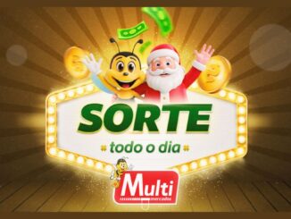 Arte da promoção Sorte Todo o Dia do Multi Mercados, com a abelha mascote da rede e o Papai Noel acenando sobre um letreiro iluminado, cercados por moedas douradas e cédulas verdes.