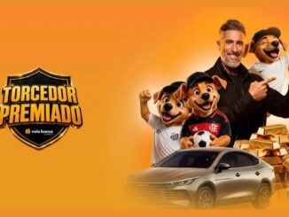 Arte da promoção Torcedor Premiado Vale Bônus com Marcos Mion sorridente apontando para um celular, ao lado de três mascotes cachorros vestindo camisas de futebol, um carro sedã dourado e uma pilha de barras de ouro sobre fundo laranja.