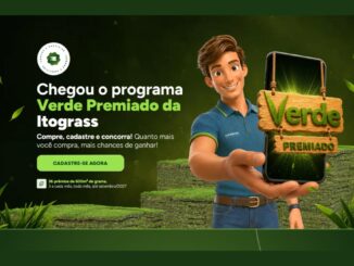 Banner da promoção Verde Premiado da Itograss com personagem animado segurando um celular e placas de madeira com o nome do programa, sobre fundo verde com placas de grama.