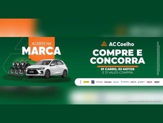Banner verde da promoção Acerte na Marca, da AC Coelho, com um Chevrolet Onix branco e três motos Honda pretas à esquerda e a chamada "Compre e concorra: 01 carro, 03 motos e 12 vales-compra" à direita.