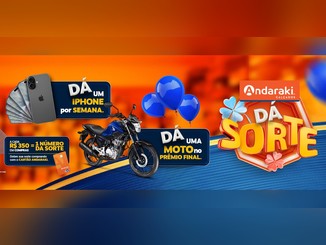 Arte da promoção Andaraki Dá Sorte 2026 com iPhone, moto Honda azul, balões azuis e o selo Dá Sorte com o logo da Andaraki Calçados sobre fundo laranja e azul.