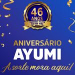 Arte da promoção Aniversário Ayumi – A Sorte Mora Aqui, com selo dourado de 46 anos do Ayumi Supermercados sobre fundo azul com serpentinas e confetes dourados.