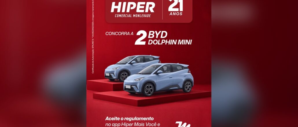 Aniversário Hiper 21 Anos Arte da promoção Aniversário Hiper 21 Anos do Hiper Comercial Monlevade com dois carros BYD Dolphin Mini azuis sobre palcos vermelhos e o texto "Concorra a 2 BYD Dolphin Mini".