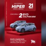 Arte da promoção Aniversário Hiper 21 Anos do Hiper Comercial Monlevade com dois carros BYD Dolphin Mini azuis sobre palcos vermelhos e o texto "Concorra a 2 BYD Dolphin Mini".