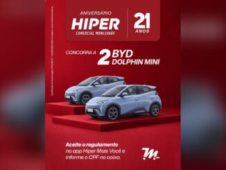 Arte da promoção Aniversário Hiper 21 Anos do Hiper Comercial Monlevade com dois carros BYD Dolphin Mini azuis sobre palcos vermelhos e o texto "Concorra a 2 BYD Dolphin Mini".