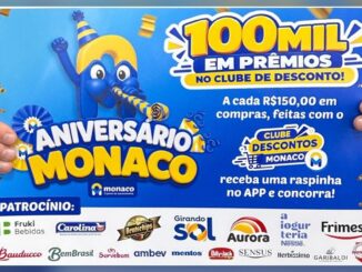 Cartaz da promoção Aniversário Monaco, do Monaco Atacado, com mascote azul em forma de letra M usando chapéu de festa e o anúncio de 100 mil em prêmios no Clube de Desconto, com logos dos patrocinadores no rodapé.