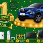 Arte da promoção Aniversário Supermercado Padrão 31 Anos com balões dourados formando o número 31, um Renault Kwid azul sobre pedestal dourado e os prêmios iPhone 17, PlayStation 5, vale-compras de R$500,00, Smart TV 50 polegadas e lava e seca Samsung Inox, em fundo verde.