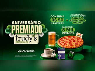 Arte da promoção Aniversário Premiado Trudy's Restaurante com fundo verde, balões verdes e brancos, caneca de chopp, xícara de café, pizza de calabresa, cartão-presente Vuon Gift e ficha "Você Ganhou 01 Refeição", com chamada para consumir R$50 e ganhar uma raspadinha online entre mais de 8 mil prêmios.