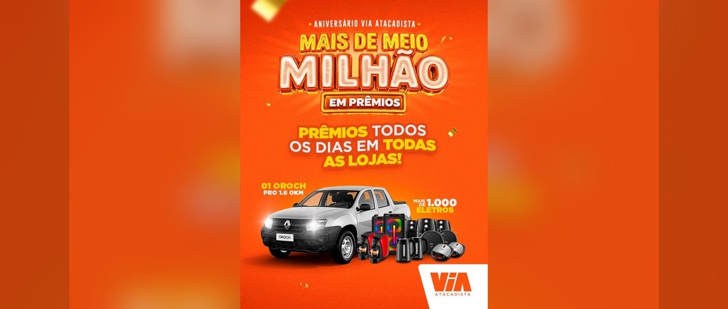 Aniversário Via Atacadista Arte da promoção Aniversário Via Atacadista com fundo laranja, lettering "Mais de meio milhão em prêmios", picape Renault Oroch prata e eletroportáteis como air fryers, caixas de som, cafeteiras, chaleiras, sanduicheiras e aspiradores robô, com o logo da Via Atacadista.