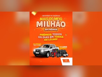 Arte da promoção Aniversário Via Atacadista com fundo laranja, lettering "Mais de meio milhão em prêmios", picape Renault Oroch prata e eletroportáteis como air fryers, caixas de som, cafeteiras, chaleiras, sanduicheiras e aspiradores robô, com o logo da Via Atacadista.