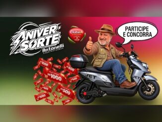 Arte da promoção Aniversorte Antonelli Supermercados com homem de chapéu fazendo sinal de positivo sentado em uma scooter elétrica JET prateada, vales-compra vermelhos espalhados e balão com a frase Participe e Concorra.