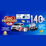 Arte da campanha Ano Premiado CDL Linhares 2026 com a frase R$140 mil em prêmios durante todo o ano, um Fiat Mobi branco, Smart TVs, um iPhone e três scooters elétricas, ao lado das marcas Sicoob e CDL Linhares