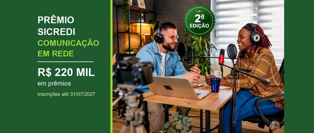 Banner do Prêmio Sicredi Comunicação em Rede, 2ª edição, com R$220 mil em prêmios e inscrições até 31/07/2027, ao lado de um homem e uma mulher gravando um podcast com fones de ouvido, microfones e câmera.