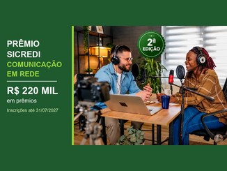 Banner do Prêmio Sicredi Comunicação em Rede, 2ª edição, com R$220 mil em prêmios e inscrições até 31/07/2027, ao lado de um homem e uma mulher gravando um podcast com fones de ouvido, microfones e câmera.