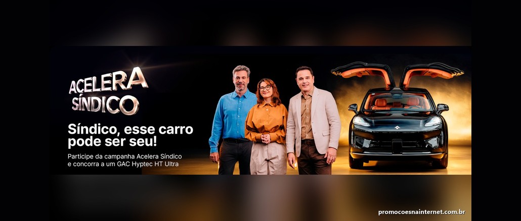 Promoção Acelera Síndico Banner da campanha Acelera Síndico com três síndicos posando ao lado de um SUV elétrico preto com portas traseiras abertas para cima e o texto "Síndico, esse carro pode ser seu!"