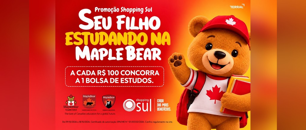 Promoção Dia das Crianças Shopping Sul Arte da Promoção Dia das Crianças do Shopping Sul com urso de pelúcia de boné e mochila canadenses, o texto "Seu filho estudando na Maple Bear" e a chamada "A cada R$100 concorra a 1 bolsa de estudos"