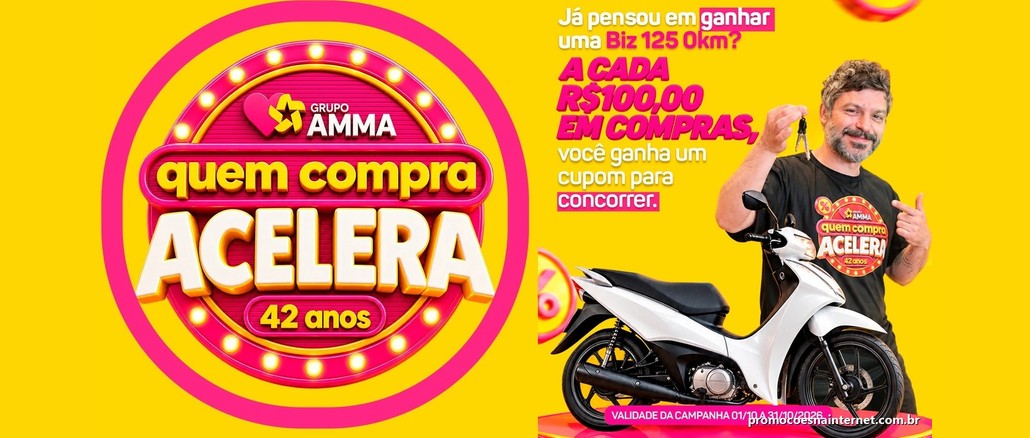 Arte da promoção Grupo AMMA Quem Compra Acelera 42 anos: selo rosa e amarelo à esquerda e, à direita, homem sorridente segurando chaves ao lado de uma moto Honda Biz branca, com o texto "A cada R$100,00 em compras, você ganha um cupom para concorrer".