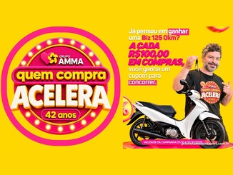 Arte da promoção Grupo AMMA Quem Compra Acelera 42 anos: selo rosa e amarelo à esquerda e, à direita, homem sorridente segurando chaves ao lado de uma moto Honda Biz branca, com o texto "A cada R$100,00 em compras, você ganha um cupom para concorrer".