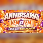 Arte da campanha Aniversário VemKiTem Atacarejo com o letreiro "Aniversário" em letras brancas e roxas, logotipo VemKiTem em laranja e a faixa "É hora de comemorar!" sobre fundo de balões laranja, dourados e roxos com confetes.