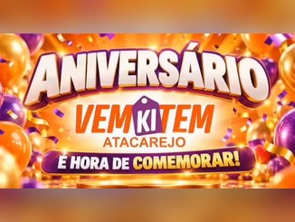 Arte da campanha Aniversário VemKiTem Atacarejo com o letreiro "Aniversário" em letras brancas e roxas, logotipo VemKiTem em laranja e a faixa "É hora de comemorar!" sobre fundo de balões laranja, dourados e roxos com confetes.