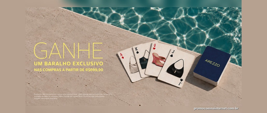 Banner da Arezzo com o texto Ganhe um baralho exclusivo nas compras a partir de R$699,90, ao lado de quatro cartas de baralho com bolsas e uma sandália estampadas e um baralho azul-marinho com a marca Arezzo, sobre uma borda de pedra à beira de uma piscina.