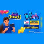 Arte da campanha Mês das Crianças do Armazzem com um menino sorrindo ao lado de um console portátil azul e, ao lado, um console, um hoverboard e uma bicicleta rosa, com a regra de um cupom a cada R$40 em compras com produto de marca parceira.