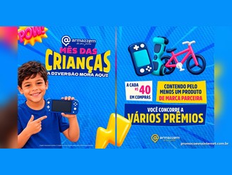 Arte da campanha Mês das Crianças do Armazzem com um menino sorrindo ao lado de um console portátil azul e, ao lado, um console, um hoverboard e uma bicicleta rosa, com a regra de um cupom a cada R$40 em compras com produto de marca parceira.