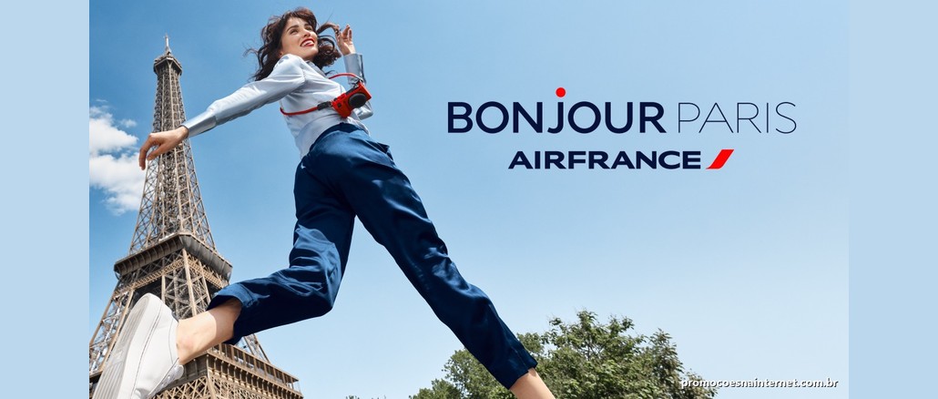 Mulher sorridente em salto diante da Torre Eiffel, sob céu azul, ao lado do logo Bonjour Paris Air France