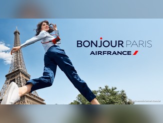 Mulher sorridente em salto diante da Torre Eiffel, sob céu azul, ao lado do logo Bonjour Paris Air France