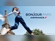 Mulher sorridente em salto diante da Torre Eiffel, sob céu azul, ao lado do logo Bonjour Paris Air France