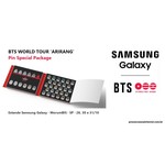 Caixa aberta do BTS WORLD TOUR 'ARIRANG' Pin Special Package, com 35 pins expostos, ao lado dos logos Samsung Galaxy e BTS World Tour Arirang