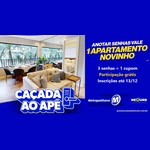 Sala de apartamento decorada com sofá bege, mesa de jantar e varanda envolta por palmeiras, ao lado do texto "Anotar senhas vale 1 apartamento novinho", do logo Caçada ao Apê e das marcas Metropolitana e Neourb.