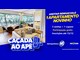 Sala de apartamento decorada com sofá bege, mesa de jantar e varanda envolta por palmeiras, ao lado do texto "Anotar senhas vale 1 apartamento novinho", do logo Caçada ao Apê e das marcas Metropolitana e Neourb.
