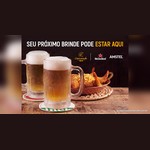 Dois canecos de chope gelado com colarinho cremoso sobre porta-copos, ao lado de uma travessa de camarões empanados com batata palha, sob o texto "Seu próximo brinde pode estar aqui" e os logotipos Camarada Camarão, Heineken e Amstel.