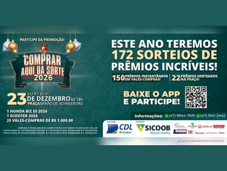 Banner da promoção Comprar Aqui Dá Sorte 2026, da CDL Brusque, com fundo verde natalino, 172 prêmios, sorteio em 23 de dezembro na Praça Barão de Schneeburg e QR Code para baixar o aplicativo.