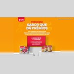 Arte da Promoção Sabor que Dá Prêmios com o logotipo Rocha, o texto "Na compra de produtos Rocha Alimentos concorra a uma TV 50 polegadas AOC LED Roku Smart 4K", uma TV vermelha com a regra "A cada R$15 = 1 cupom" e "5 TVs sorteadas, 1 TV por loja participante", cercada por embalagens de arroz, sagu, pão de queijo e farofas Rocha sobre fundo laranja.
