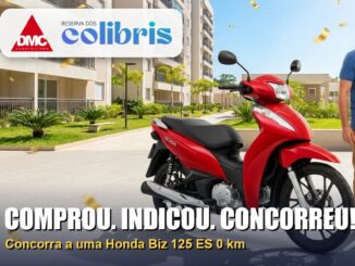 Motocicleta Honda Biz 125 ES vermelha estacionada em condomínio residencial ao lado de uma família sorridente, com logos da DMC Construtora e do Reserva dos Colibris e o texto Comprou. Indicou. Concorreu!