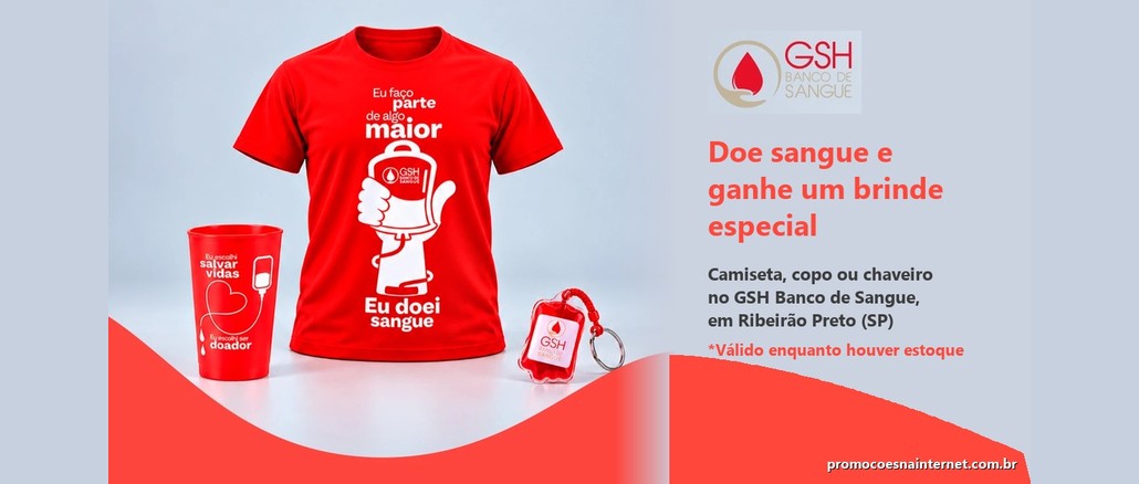 Camiseta vermelha, copo e chaveiro em formato de bolsa de sangue do GSH Banco de Sangue, com o texto Doe sangue e ganhe um brinde especial, válido enquanto houver estoque